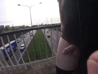 Migający kutas na moście autostrady