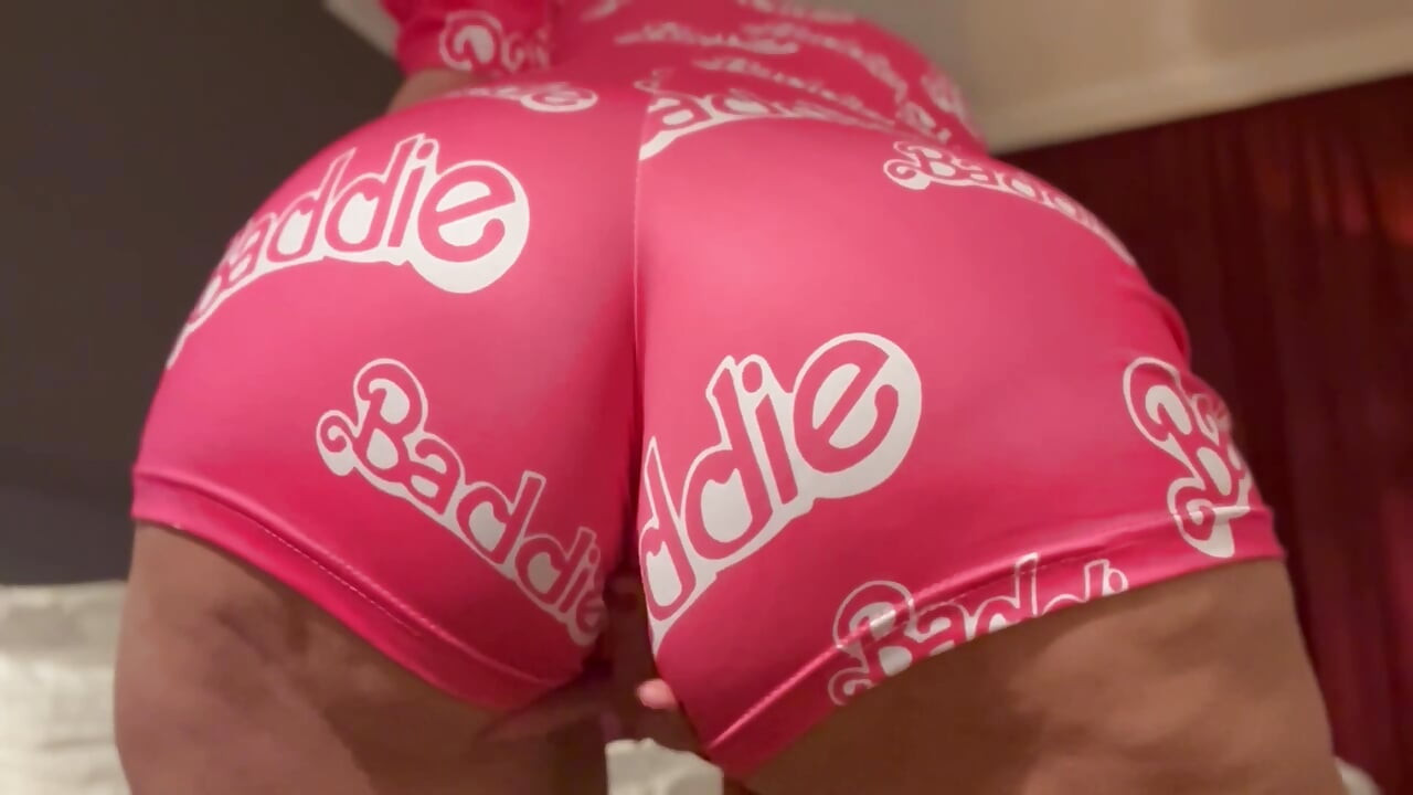 MILF Barbie kåt i hotellrummet
