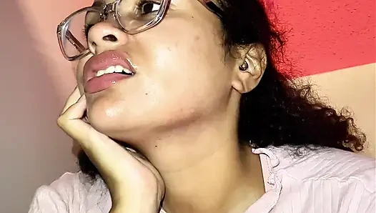 Gadis gassy kamar mandi umum berusaha menahannya tapi kentut dengan keras