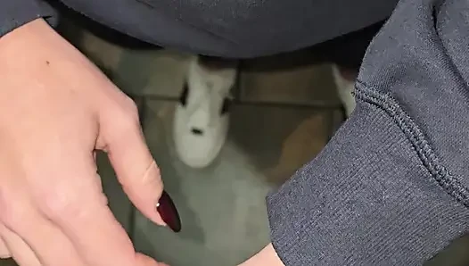 Milf nyata mempraktekkan foreplay cabul di toilet bar