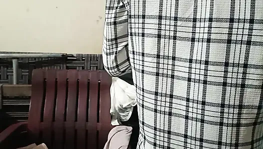Azgın komşu teyzem genç bir adamı baştan çıkarıyor genç oğlan Telugu sesiyle sikişiyor