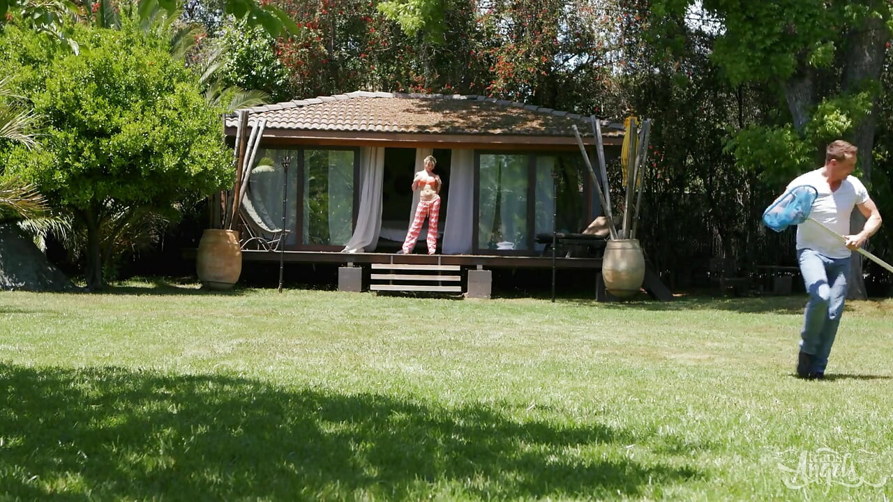 Trans Angels - Blonde Stunner Aubrey Kate Has Her Eyes Set on Her Hunky New Pool Guy Pierce Paris