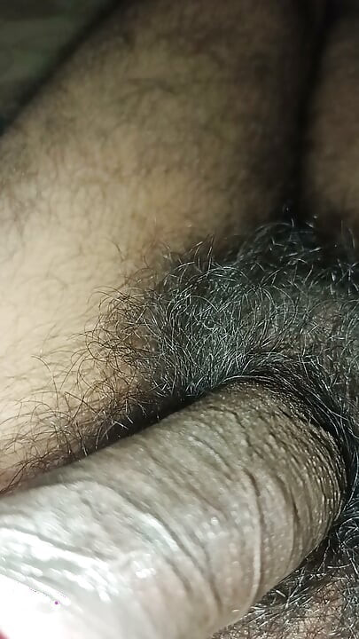 크고 단단한 자지를 잡고 신음하며 자위하기