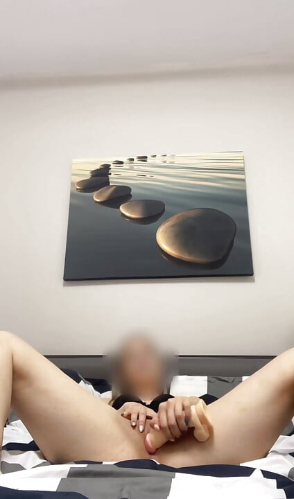 Blondine worstelt om te masturberen met een dildo in haar strakke poesje