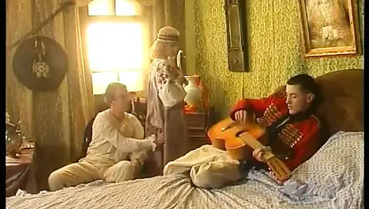 Дикий опыт тройничка для сексуальной девушки-блондинки!