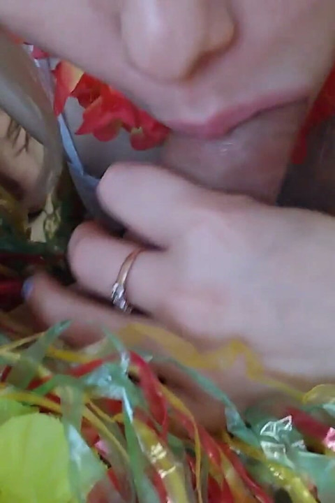 Blowjob an einer Party, Cumshot auf die Brust und in den Mund