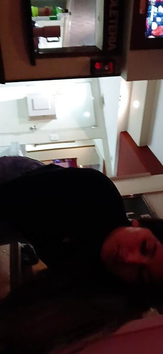我的女王非常有钱地吮吸它，她知道如何让我感觉良好