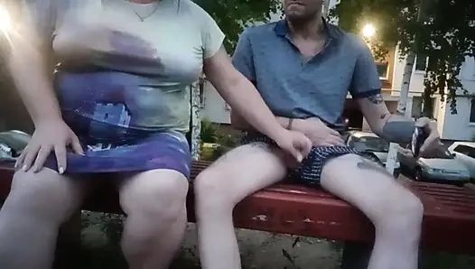 Дрочу мой член во дворе на скамейке