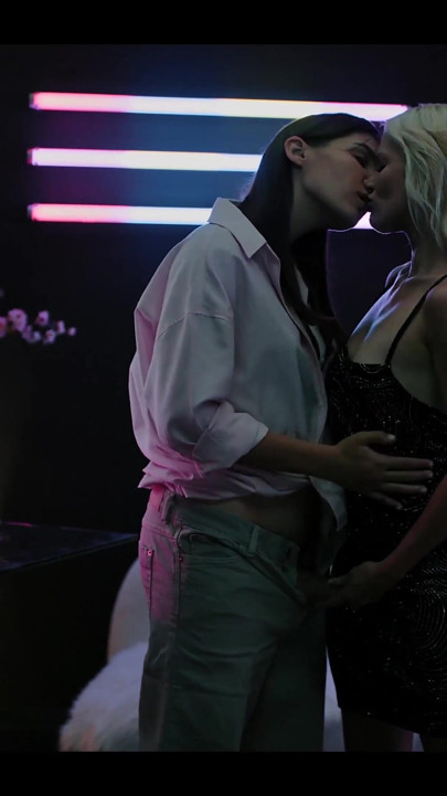 VR Lesbian Trans Girl Sex - Ellie Luna & Zazie Skymm Shemale Fuck | Clip 1