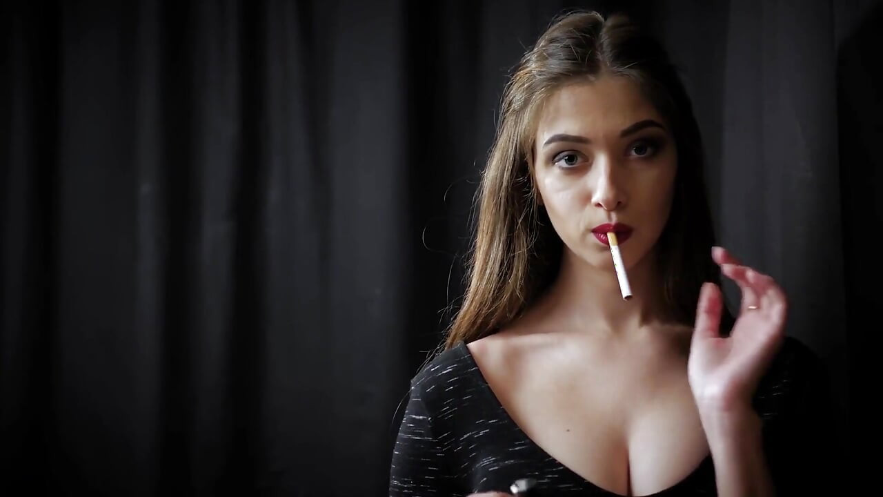 Awek cantik Irina bergambar pada kamera semasa merokok rokok (HD)