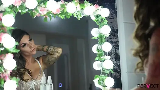 Lilly veroni si cewek sange italia lagi asik muasin memeknya pakai mainan seks favoritnya