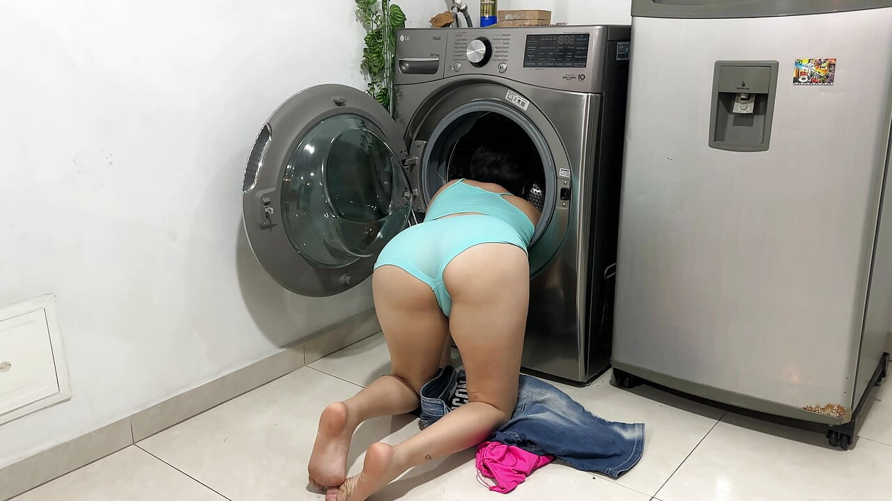Mi Hermanastra Queda Atorada En La Lavadora, Me Pongo Caliente Viendo Su Rico Culo Y Termino Metiendole Mi Rica Verga.