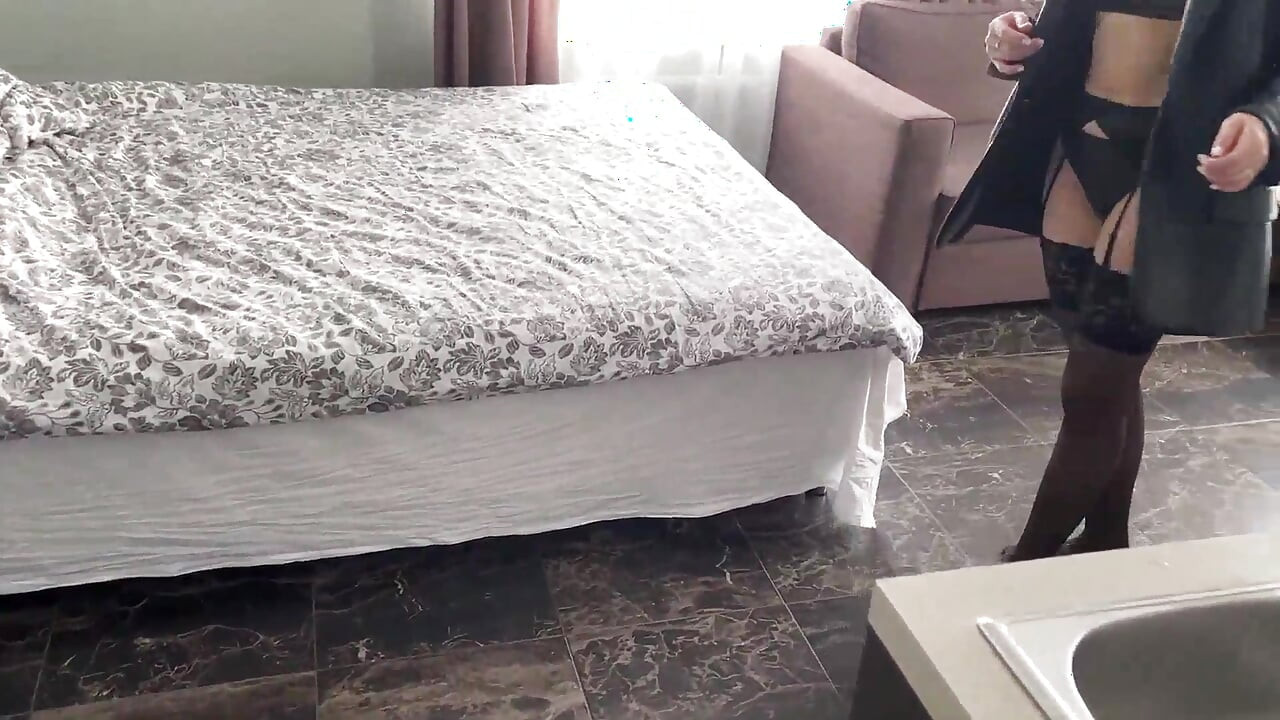 Hice una sorpresa para un chico y vine con lencería de encaje bajo un impermeable