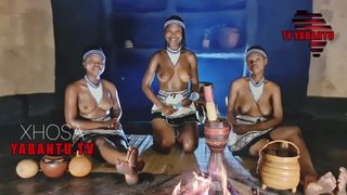 Topless Zuid -Afrikaanse meisjes praten over geesten