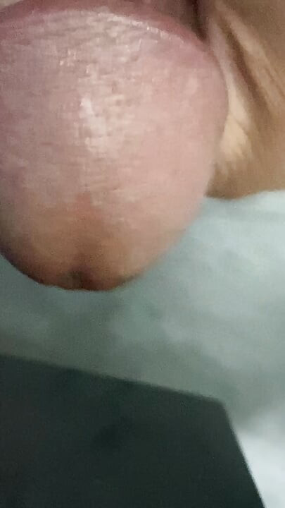In the bathroom, there was a cock that was getting an erection, only knowing how to endure it, not having to do it