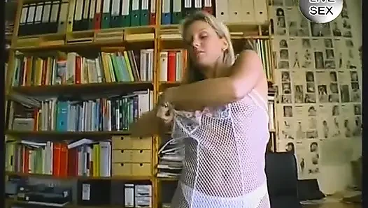 Amcığı parmaklıyor ve dildo yapıyor