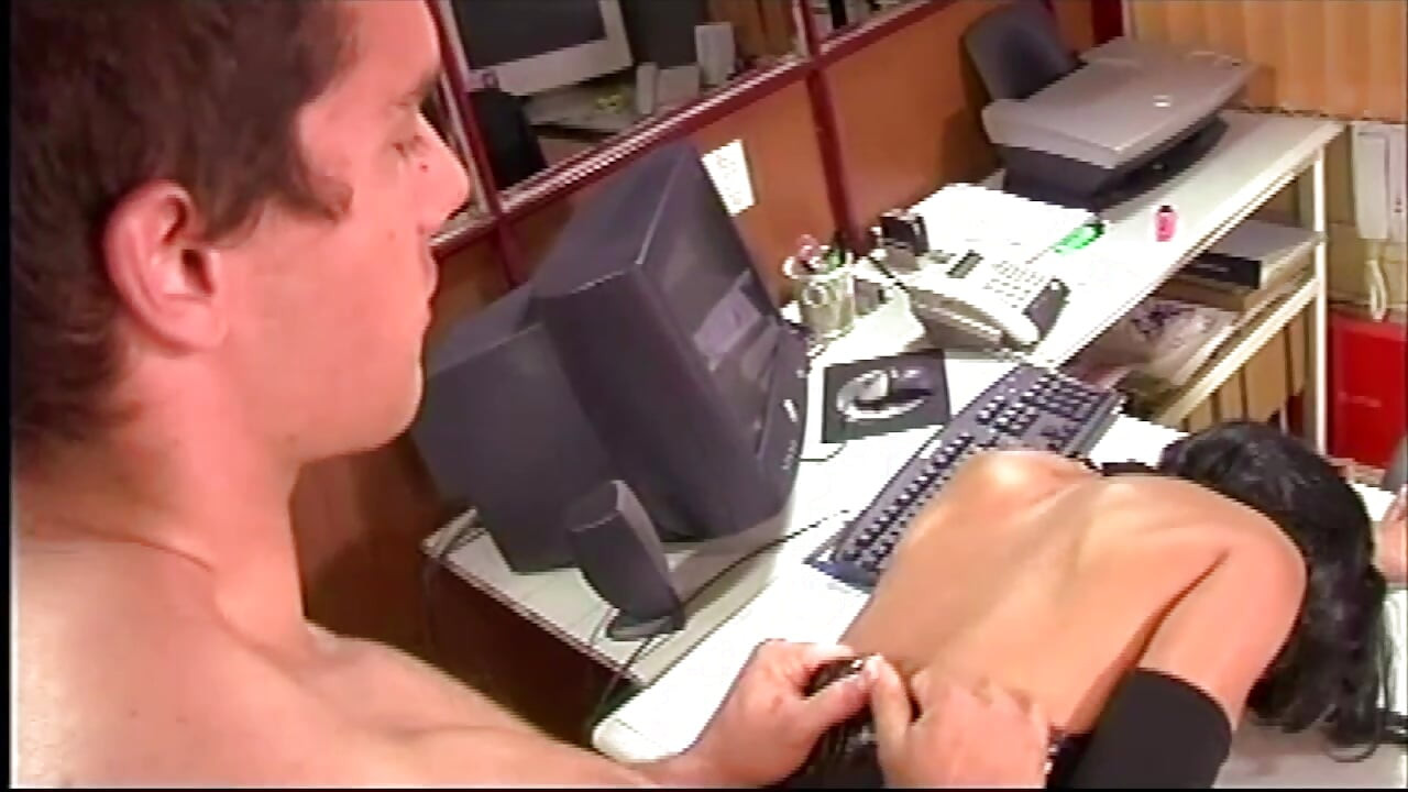 Ejen rahsia Incognito Mengambil zakar yang bagus dalam pantat