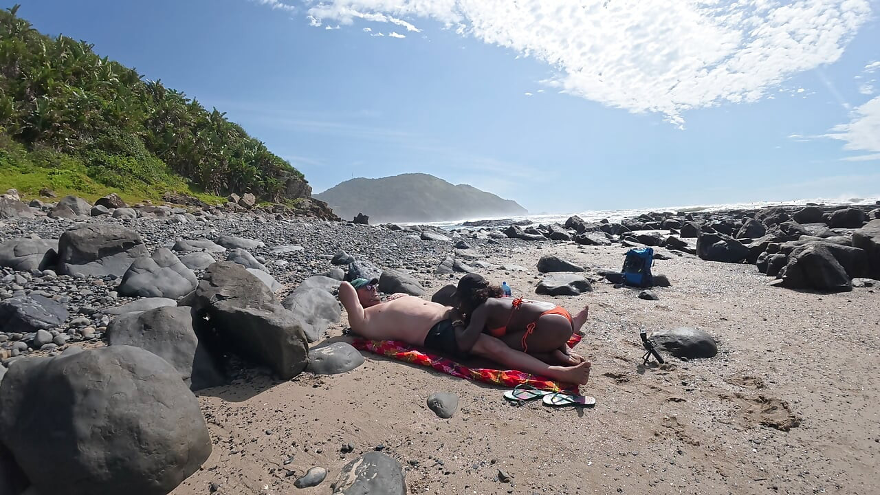 Sussurros em uma praia beijada pelo vento Ébano Cisne cavalga pau branco ... DIFÍCIL