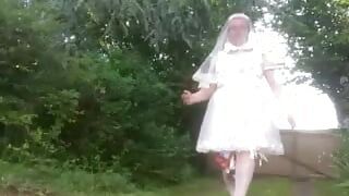 Petite promenade en robe de mariée courte
