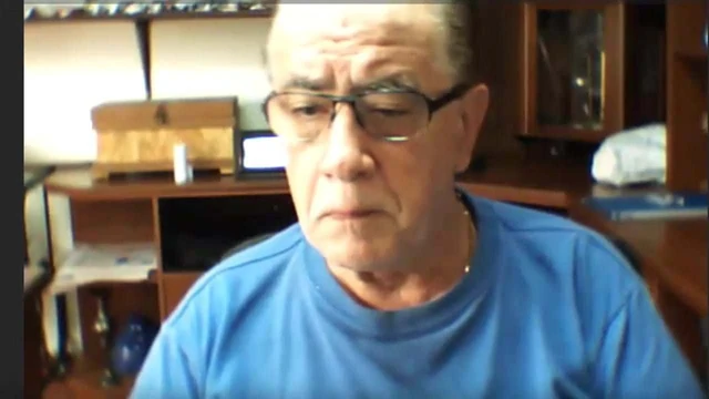 Abuelo me la muestra en webcam