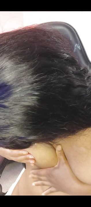 बेबी गर्ल्स चूसती और चाटती हैं निपल्स