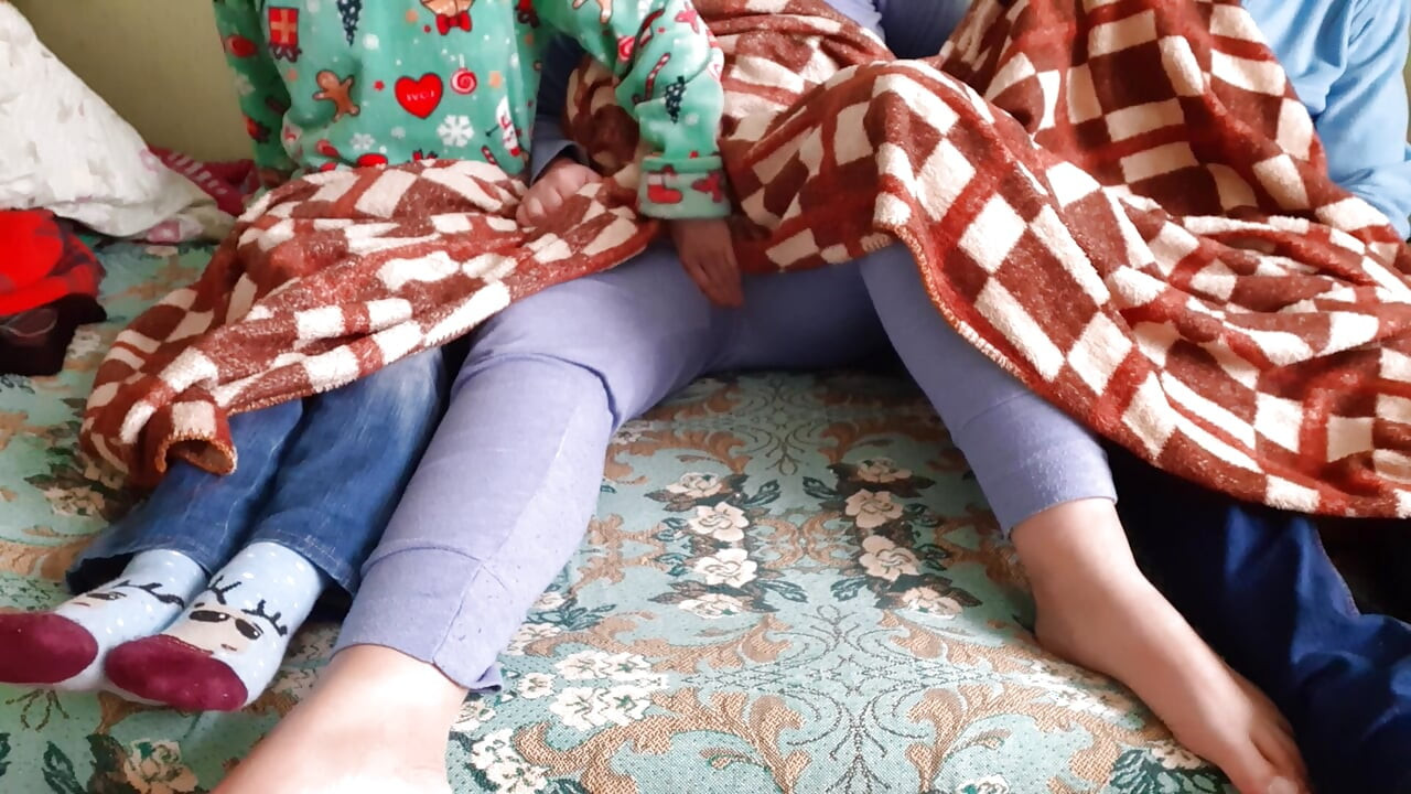 A irmã da minha namorada me masturbava enquanto nós três estávamos assistindo uma série de TV