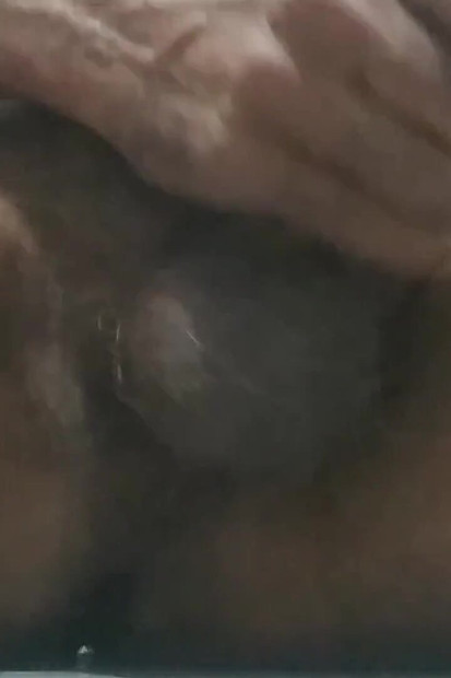 Megmasszírozta a farkát és a seggét tejjel a fürdőszobában