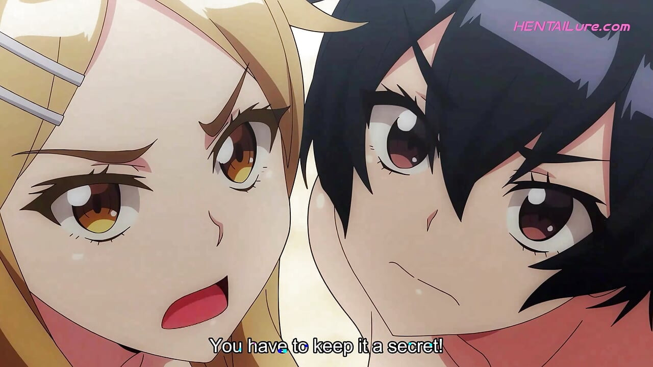 Adam stara się zachować spokój, ale jego boner oddaje go, gdy te hotties popycha moment do gorącego seksu