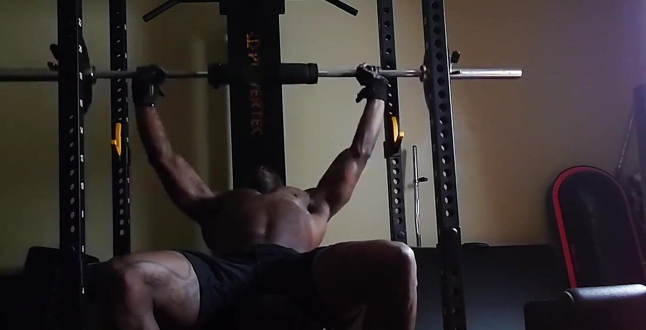 Push day training Jeremiah McPherson alias Hallelujah Johnson werkt vanavond aan nieuwe porno