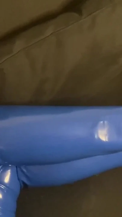 Detik utama dari "Blue Vinyl Leggings dan Kasut Tumit Tinggi Biru"