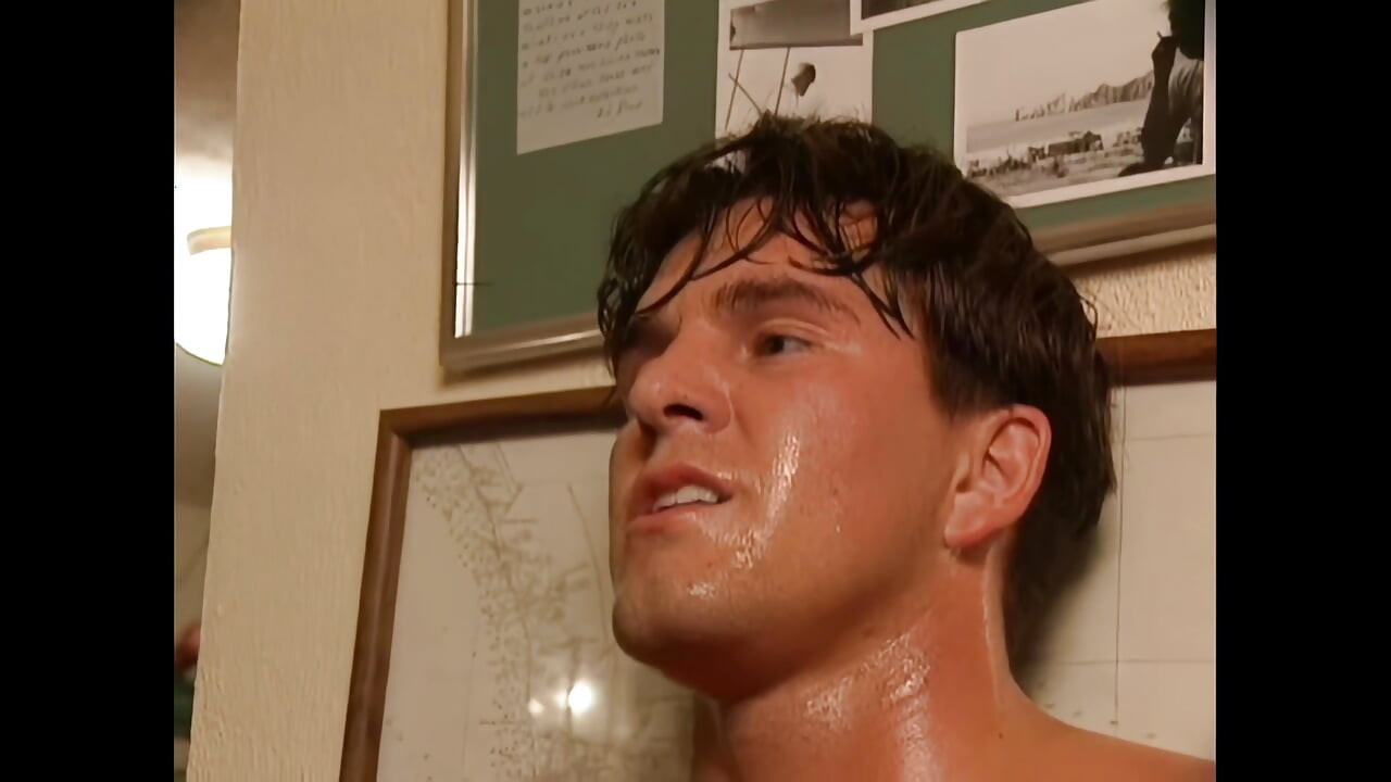 젊은 레베카 바르두(Rebecca Bardoux)가 이전과는 전혀 다른 방식으로 테이블에 부딪히다