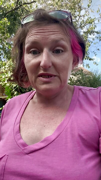 Pissing Outdoors Následovaný Chatting s My Tits Out