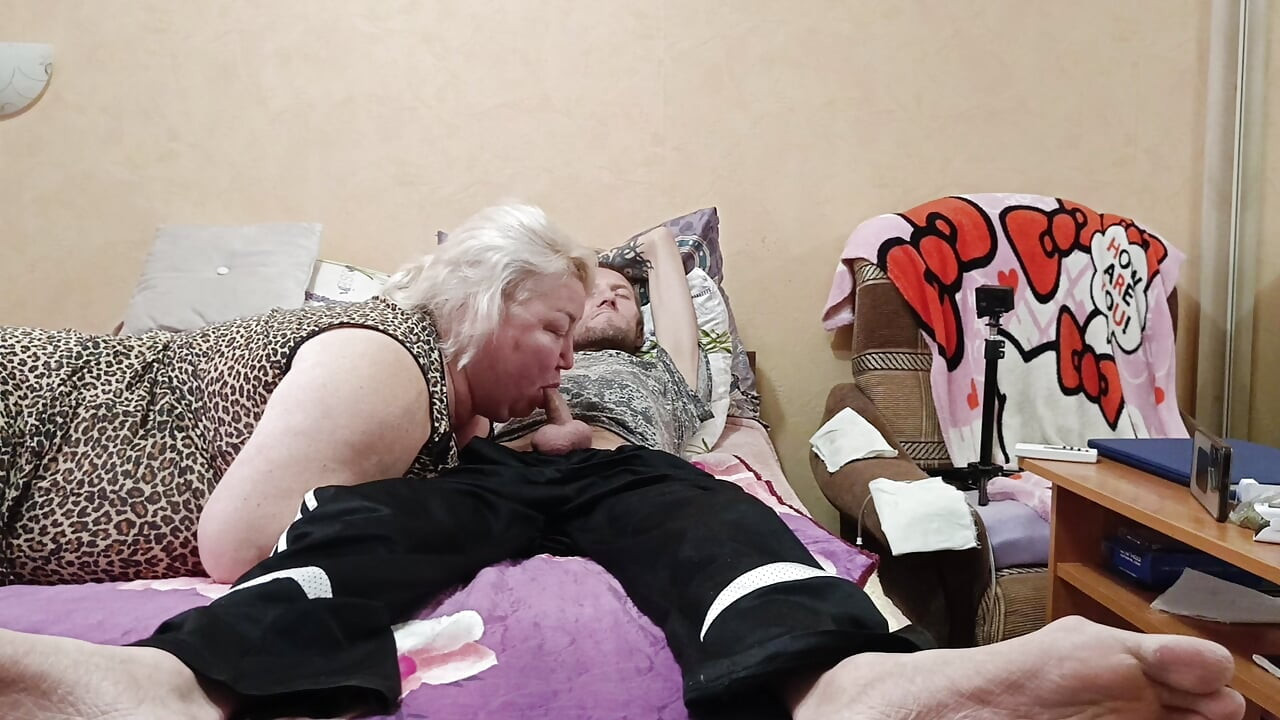 Üvey anneden ağzına boşalma ve yutma ile beklenmedik derin oral seks