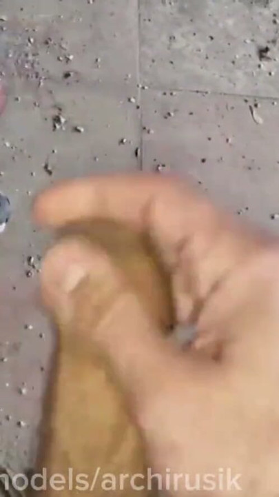 Terk edilmiş fabrikada kirli sik ağızda, sissy femboy orospu sik emiyor | Bölüm 1