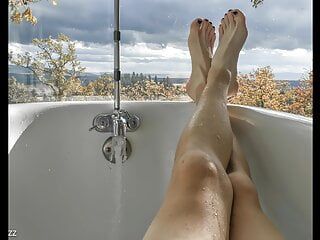 Transmeisje berijdt dildo in badkuip - tszz