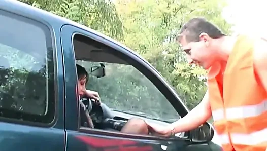 Erkek Arkadaşi, Anas Çalişani Tarafindan Onun Başini Mahvettiğini Biliyor