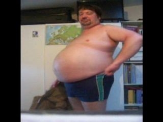 Hombre obeso horrible muestra su grasa