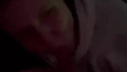 Gadis 18 tahun mengisap di malam hari