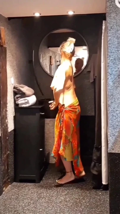 Selena美丽的半裸舞姿势