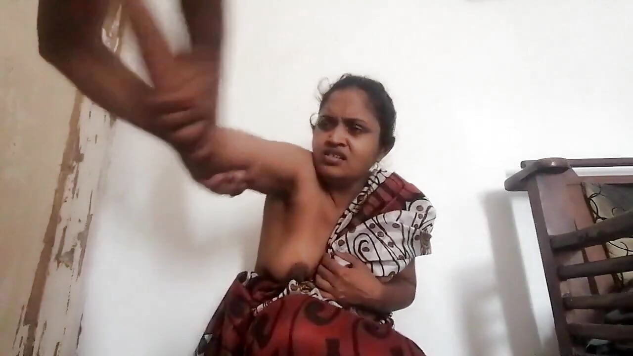 देसी घरकाम करणारी बाई हस्तमैथुन करताना पकडली गेली भाग २