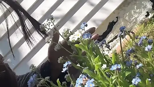 Memek becek cewek ini lagi asik muasin memeknya di pohon bunga