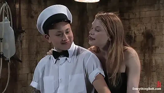 Madison, sütçü adam tarafından götten sikiliyor