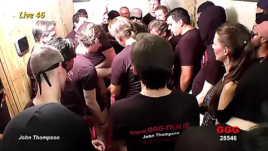 Bukkake Sürtüğün Yüzü Büyük Bir Kalabalık Tarafından Sırılsıklam Oluyor