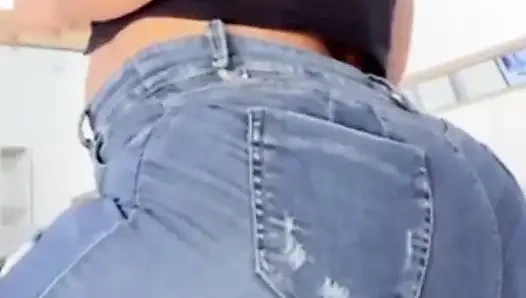 Большая попка в джинсах танцует