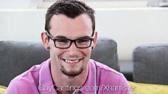 Gaycastings - un cuplu de tipi excitați sunt futuți de agentul de casting