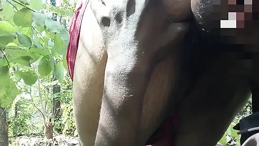 Ich ging mit meiner stiefmutter in den wald, um Holz zu holen, dann sagte meine stiefmutter, fick mich, löschte den durst meiner muschi und meinem arsch