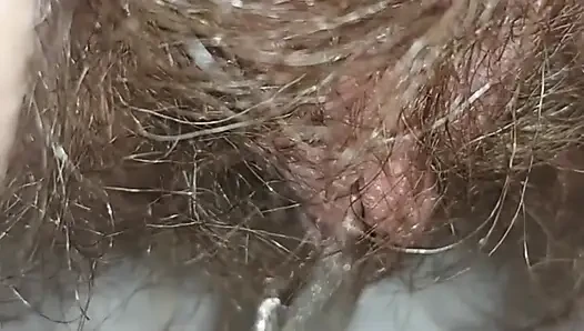 Close-up saya buang air kecil di toilet