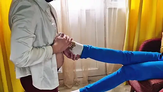 Nach einem langen Spaziergang in Turnschuhen sind meine Füße verschwitzt. Es ist zeit für eine fußmassage von meiner devoten.