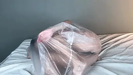 Çaresiz velet plastik içinde oynuyor