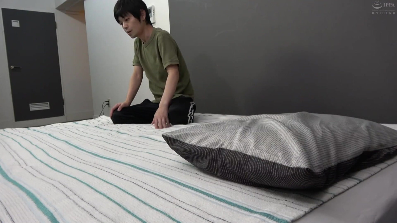 息子が母親の体をマッサージ中にズボンを下げて半ケツにしたら… - Part.1